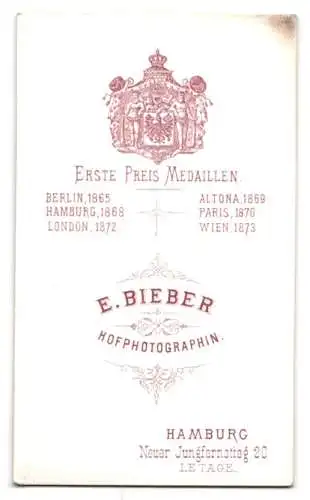Fotografie E. Bieber, Hamburg, Neuer Jungfernstieg 20, Frau in dunklem Kleid