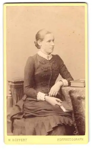 Fotografie W. Höffert, Dresden, See Str. 10, Sitzende Frau in tailliertem Kleid