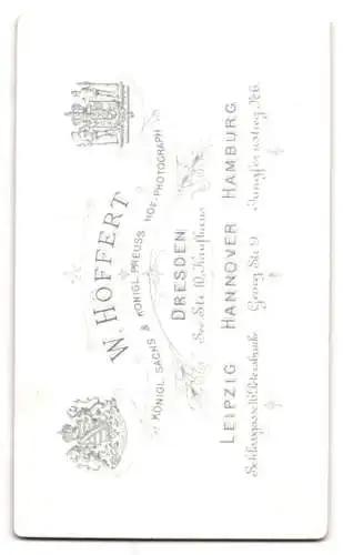 Fotografie W. Höffert, Dresden, See Str. 10, Sitzende Frau in tailliertem Kleid