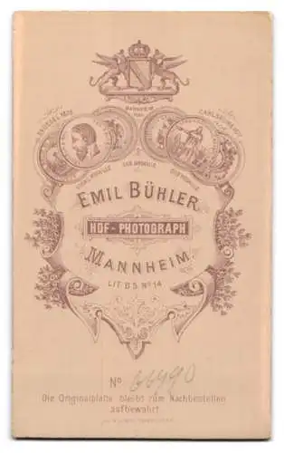 Fotografie Emil Bühler, Mannheim, Kleines Kind auf einer Bank