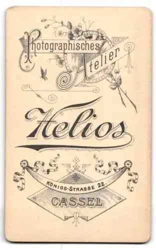 Fotografie Atelier Helios, Cassel, Königsstrasse 22, Elegante Dame mit Hut und Fächer