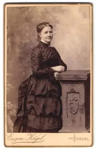 Fotografie Eugen Kegel, Cassel, 5. Gr. Rosenstrasse, Dame in elegantem Kleid neben Säule