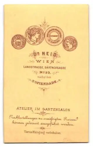 Fotografie Dr. Heid, Wien, Gärtnergasse 23, Mutter mit Kind im Atelier