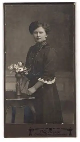 Fotografie Chr. Jessen, Delmenhorst, Louisenstr. 2, Porträt einer Dame mit Blumenstrauss