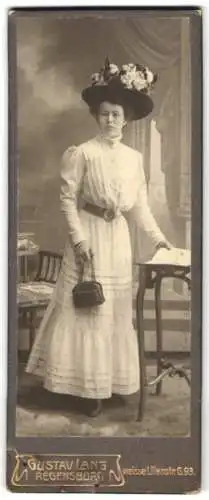 Fotografie Gustav Lang, Regensburg, Weisse Lilienstr. G.93, Porträt einer Frau mit floralem Hut