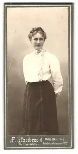 Fotografie P. Hartbrecht, Döbern N/L, Friedrichshainerstr. 127, Elegante Frau im schlichten Rock