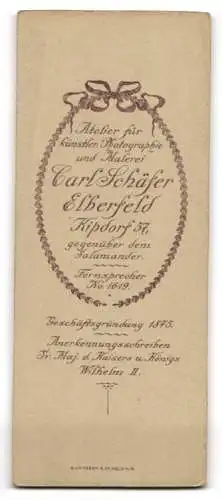 Fotografie Carl Schäfer, Elberfeld, Kipdorf 57, Porträt einer Frau mit Stuhl