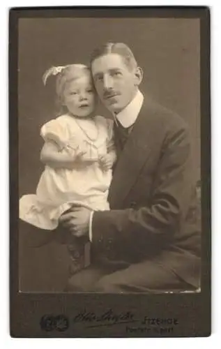 Fotografie Otto Stiegler, Itzehoe, Poststrasse 5, Reinhold Saure mit Tochter Elisabeth im Jahr 1913