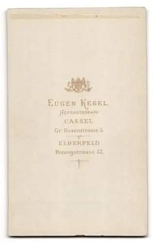 Fotografie Eugen Kegel, Cassel, Gr. Rosenstrasse 5, Porträt einer Frau in elegantem Kleid