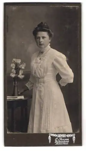 Fotografie G. Jessen, Delmenhorst, Louisenstrasse, Frau in elegantem weissen Kleid