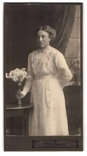 Fotografie Chr. Jessen, Delmenhorst, Louisenstrasse 3, Porträt einer Dame mit Blumen