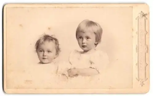 Fotografie Heinrich Freytag, Zeulenroda, Zwei Kinder im Studio