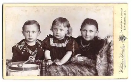 Fotografie Wilhelm Schwabe, Sangerhausen, Bahnhofstrasse, Drei Kinder mit Trommel und Fell