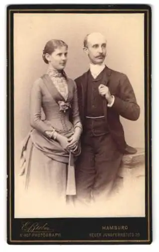 Fotografie E. Bieber, Hamburg, Neuer Jungfernstieg 20, Portrait eines eleganten Paares