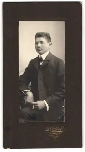 Fotografie L. God, Amberg, Junger Mann in Anzug und Fliege