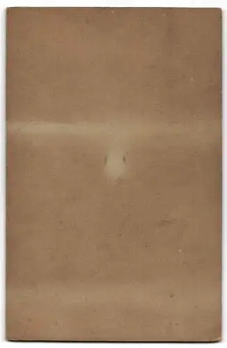 Fotografie unbekannter Fotograf und Ort, Paar in modischer Kleidung