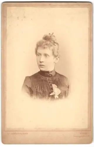 Fotografie J.C. Schaarwächter, Berlin, Leipziger Str. 130, Porträt einer Dame mit Hochsteckfrisur