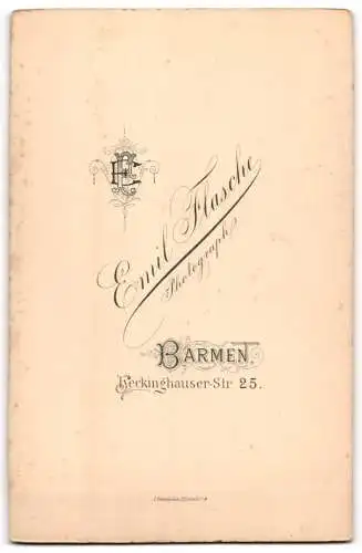 Fotografie Emil Flasche, Barmen, Heckinghauser Str. 25, Porträt eines kleinen Kindes in einem Kleid