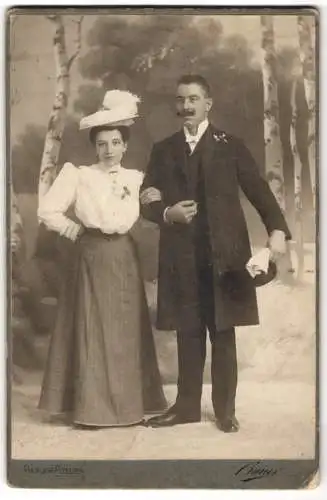 Fotografie Bauer, Wien, Neustiftgasse 33, Elegantes Paar in historischer Kleidung