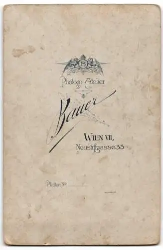 Fotografie Bauer, Wien, Neustiftgasse 33, Elegantes Paar in historischer Kleidung