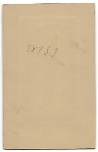 Fotografie Gebr. Strauss, Ludwigshafen, Kais. Wilhelmstr. 16, Kind in gepunktetem Kleid