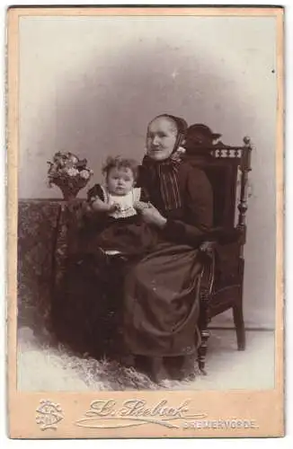 Fotografie L. Seebeck, Bremervörde, Porträt einer Frau mit Kind