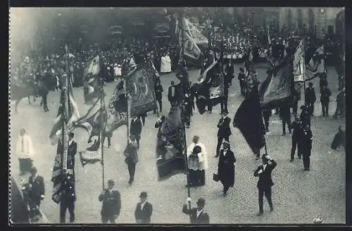 AK Bruxelles, Procession de N.-D. de la Paix, Un groupe de délégués d`associations mariales