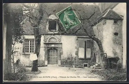 AK Dun-sur-Auron, Maison de Charles VII, Cour intérieure