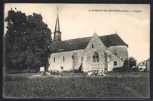 AK Savigny-en-Septaine, L`Église et esplanade avec des enfants assis