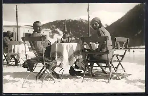 AK Davos, Erich Maria Remarque mit seiner Frau beim Kaffee am See