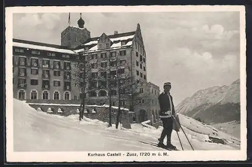 AK Zuoz, Kukrhaus Castell mit Skifahrer im Winter