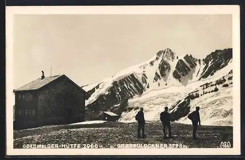 AK Oberwalder-Hütte, Partie vor der Berghütte mit Blick zum Grossglockner