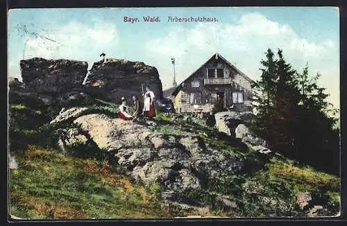 AK Arberschutzhaus, Wanderer auf dem Felsen vor der Berghütte