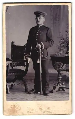 Fotografie Aug. Escher, Rastatt, Rossistrasse 4, Uffz. mit Säbel in Uniform