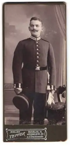 Fotografie Tepper, Berlin, Kesselstr. 37, Soldat mit Mütze