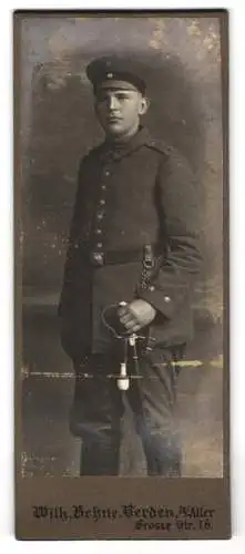 Fotografie Wilh. Behrns, Verden a/d Aller, Grosse Str. 76, Soldat in Uniform Rgt. 6 mit Säbel