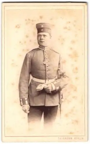 Fotografie Theodor Prümm, Berlin, Unter den Linden 51, Einjährig-Freiwilliger Soldat in Uniform