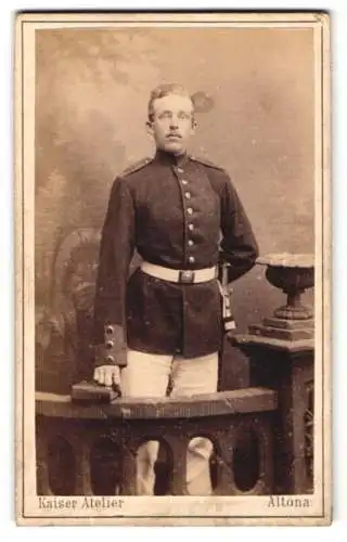 Fotografie Kaiser Atelier, Altona, Grosse Freiheit 64, Soldat in Uniform Rgt. 31