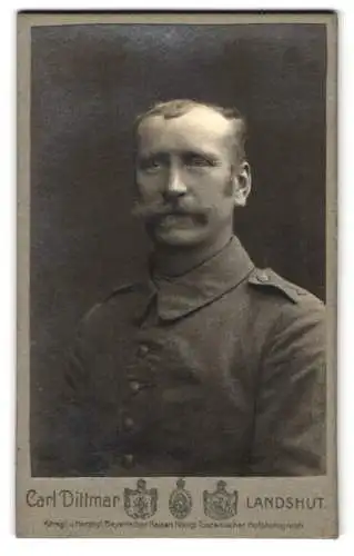 Fotografie Carl Dittmar, Landshut, Ecke der Zweibrücken und Leukstrasse 13, Porträt eines Soldaten in Uniform Rgt. 2