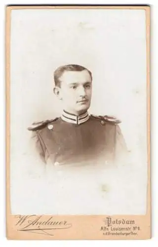 Fotografie W. Andauer, Potsdam, Alte Luisenstr. Nr. 6, Soldat in Garde Uniform mit Epauletten