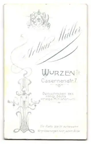 Fotografie Arthur Müller, Wurzen, Casernenstr. 7, Soldat mit Säbel und kunstvollem Tisch