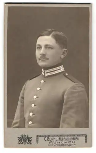 Fotografie Carl Berne, München, Türkenstr. 20, Porträt eines Soldaten in Garde Uniform