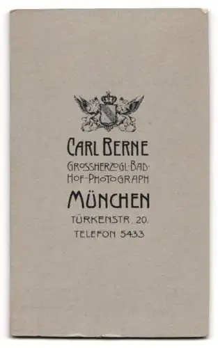 Fotografie Carl Berne, München, Türkenstr. 20, Porträt eines Soldaten in Garde Uniform