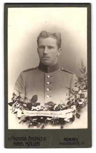 Fotografie Hans Möller, München, Augustenstr. 75, Soldat mit floraler Verzierung