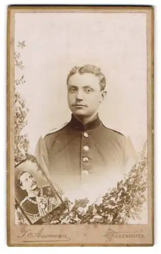 Fotografie J. Assmann, Diedenhofen, Collegiumstrasse 103, Soldat in Uniform Rgt. 8 mit Port Kaiser Wilhelm II.