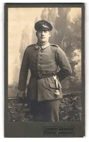 Fotografie Joseph Werner, München, Isartorplatz 2, Soldat in Uniform