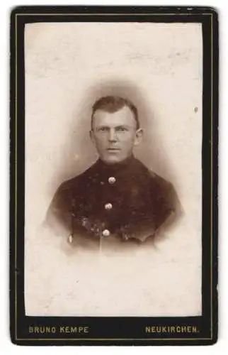 Fotografie Bruno Kempe, Neukirchen, Soldat in Uniform