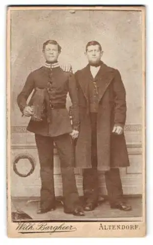 Fotografie Wilh. Bargheer, Altendorf, Soldat in Garde Uniform mit Pickelhaube Rosshaarbusch nebst seinem Vater