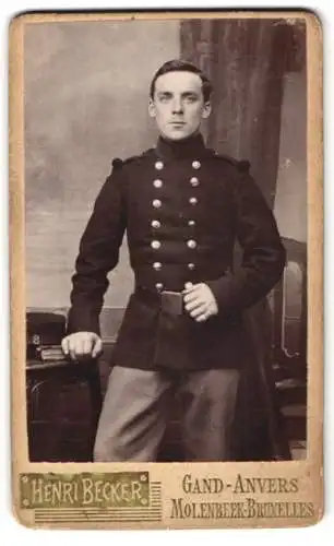 Fotografie Henri Becker, Molenbeek-Bruxelles, Place Communale 10, Soldat in Uniform