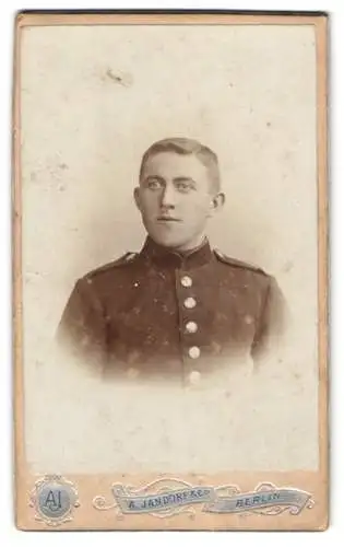 Fotografie A. Jandorf & Co., Berlin, Belle-Alliance-Str. 1, Soldat in Uniform